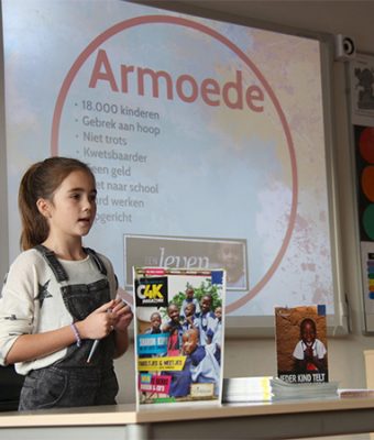 Meisje houdt haar spreekbeurt over armoede.