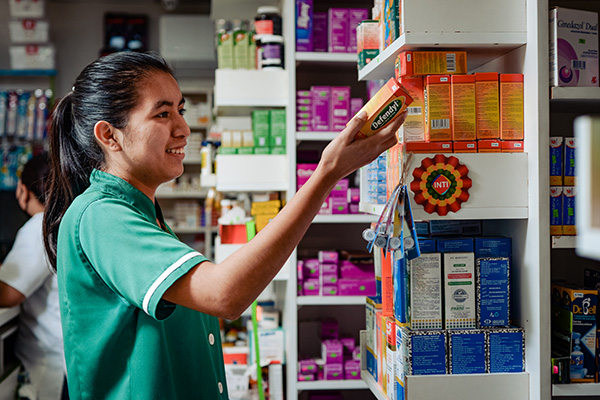 Apothekersassistent Daniela uit Bolivia pakt een doosje met medicijnen.
