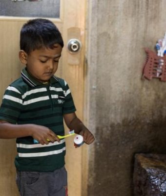 Rakshan uit Sri Lanka doet tandpasta op zijn tandenborstel.