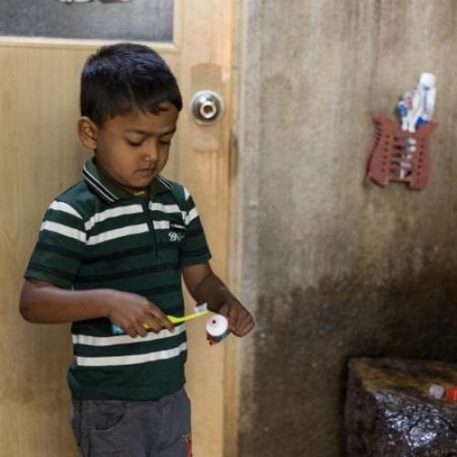 Rakshan uit Sri Lanka doet tandpasta op zijn tandenborstel.