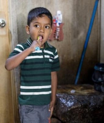Rakshan uit Sri Lanka poetst zijn tanden grondig.