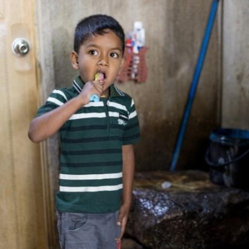 Rakshan uit Sri Lanka poetst zijn tanden grondig.