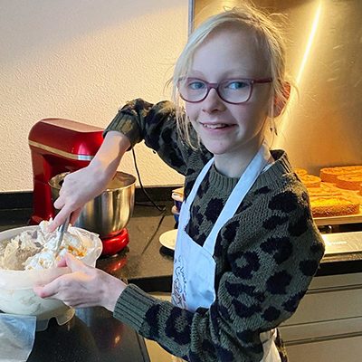 Suze bakt taarten voor het goede doel.