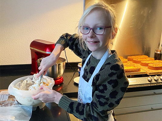 Suze bakt taarten voor het goede doel.