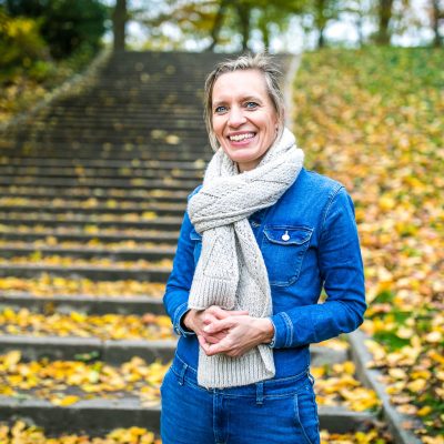 Gebedsambassadeur Hendyke staat voor een trap vol herfstblaadjes.