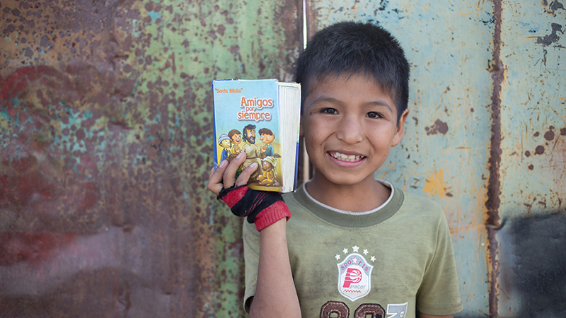 Elvis uit Bolivia met zijn eigen kinderbijbel.