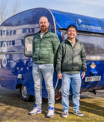 Foto van twee Compassion ambassadeurs voor de Compassion-caravan.