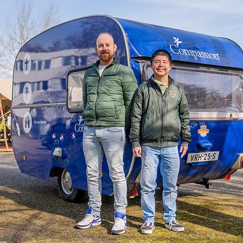Foto van twee Compassion ambassadeurs voor de Compassion-caravan.
