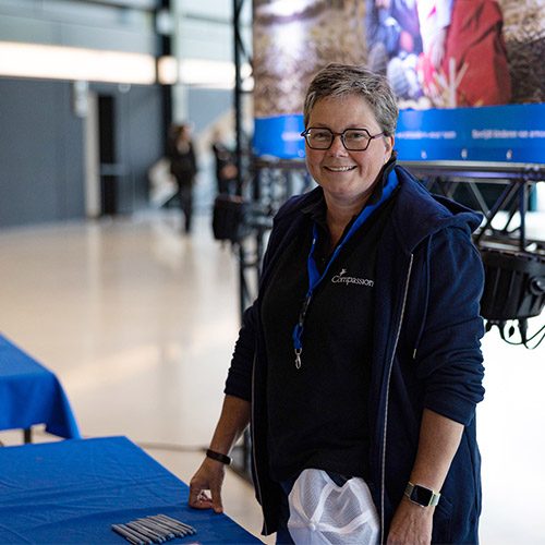 Foto van Compassion-ambassadeur Marianne tijdens een evenement.