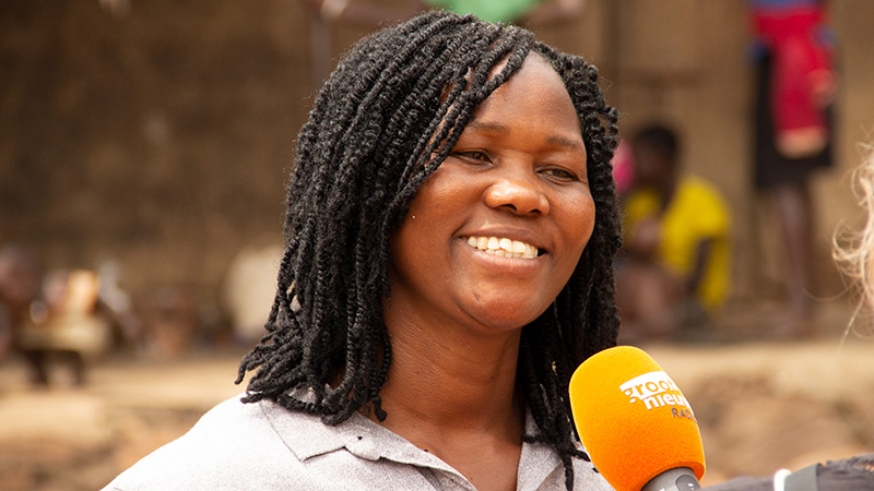 Lilian uit Uganda wordt geïnterviewd voor de radio.