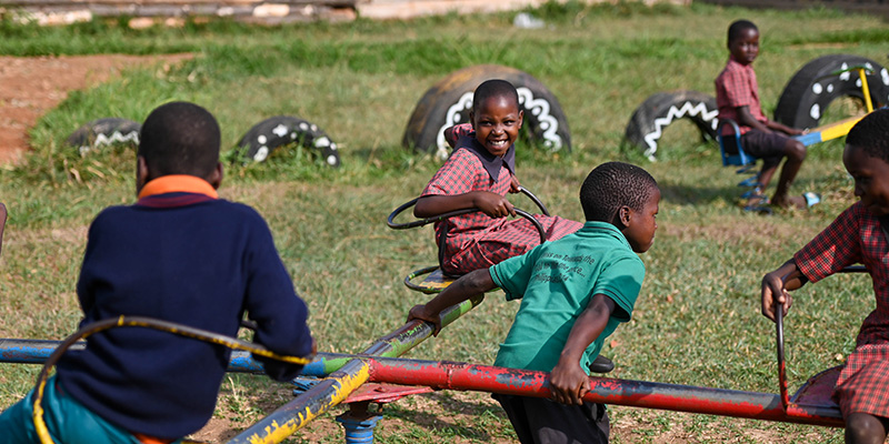 Grace uit Uganda in de speeltuin bij het Compassion-project.
