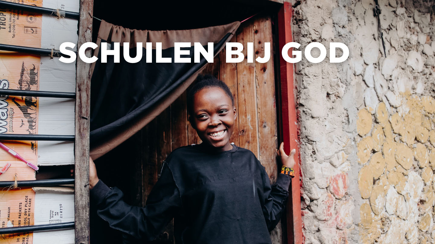 Alice uit Kenia staat in de deuropening van een huis.