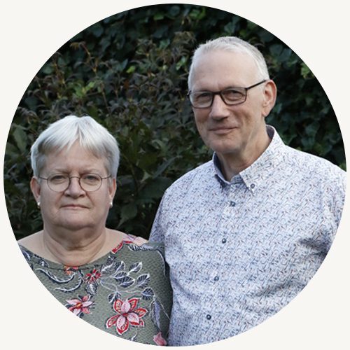 Wim en Nicoline Venis staan voor een heg.