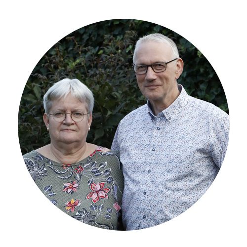 Wim en Nicoline Venis staan voor een heg.