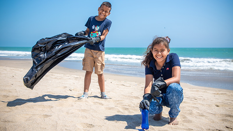 Edie en Alejandra uit Ecuador op het strand.
