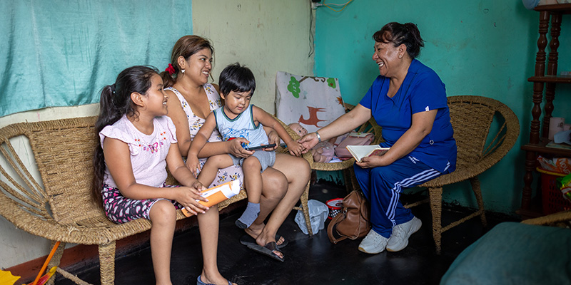 Projectmedewerker Angela op bezoek bij moeder Elena en haar kinderen in Peru.