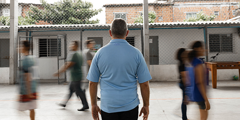 Een jeugdbeschermer in Brazilië staat met zijn rug op de foto.
