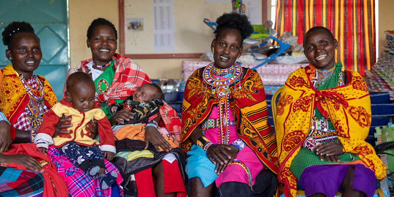Lydia zit samen met andere moeders en hun baby's in het Moeder- en babyprogramma van Compassion.