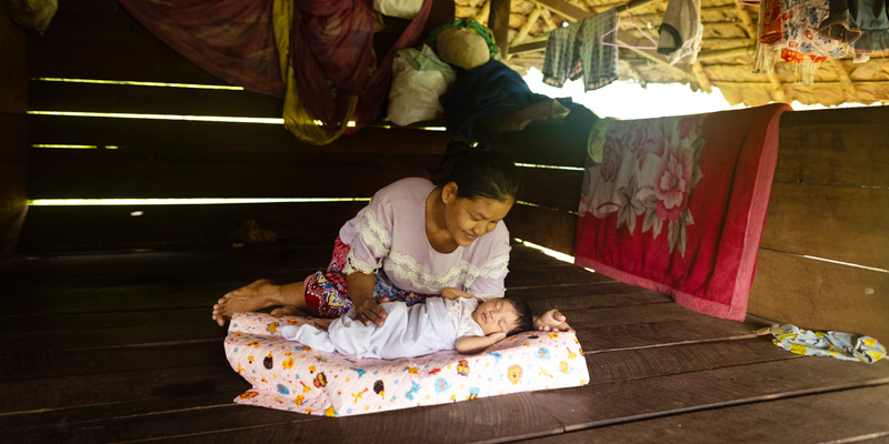 Noeporlue uit Thailand met haar baby Napat.