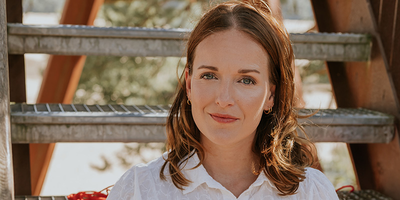 Portretfoto van zangeres ELINE.