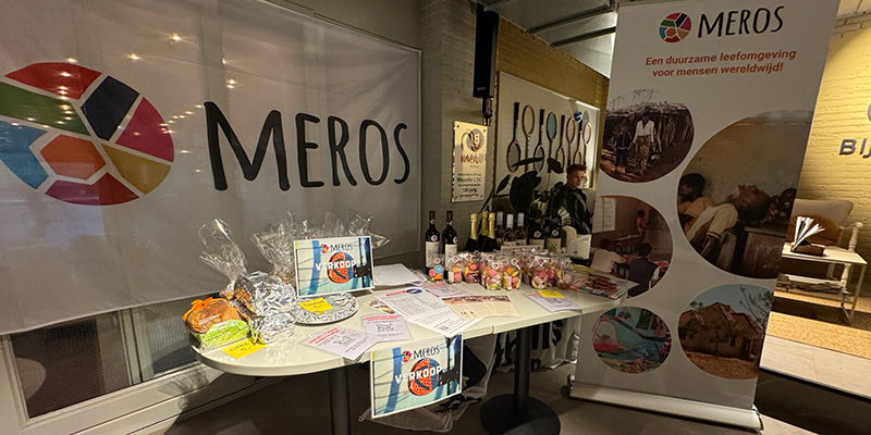 Een stand tijdens het padeltoernooi van stichting Meros. 