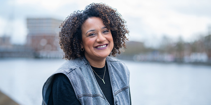 Portretfoto van zangeres Sharon Kips.