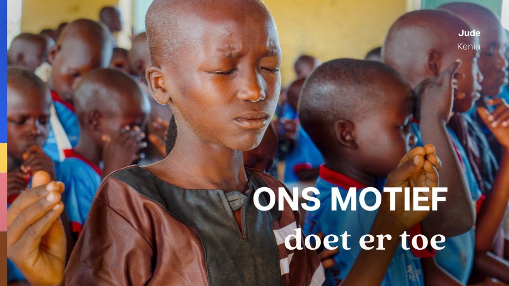 Keniaanse kinderen staan met hun ogen dicht in een kerkgebouw.