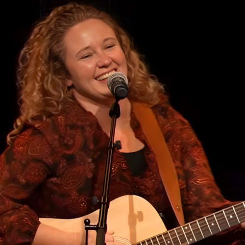 Soulartiest Regina Vandereijk zingt en speelt op haar gitaar.