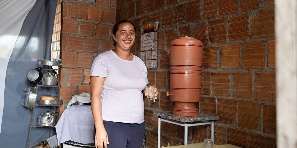 Claudiana uit Brazilië staat naast haar waterfilter.