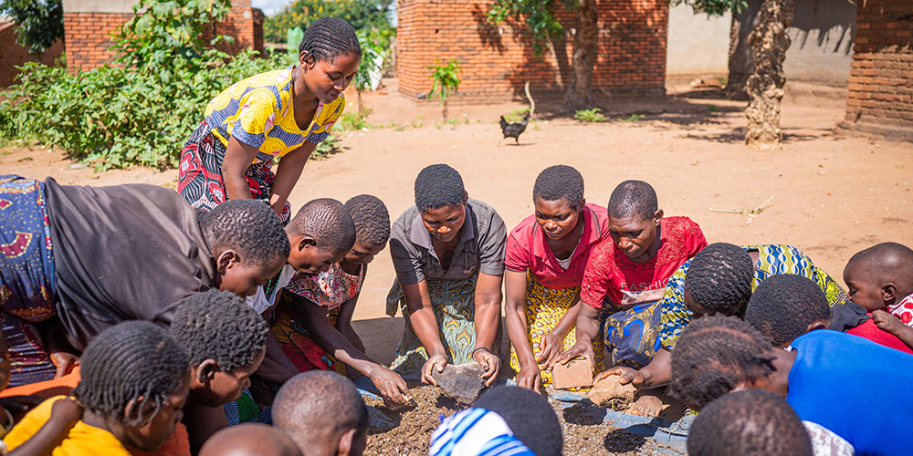 Eliza uit Malawi geeft andere moeders training over landbouw.