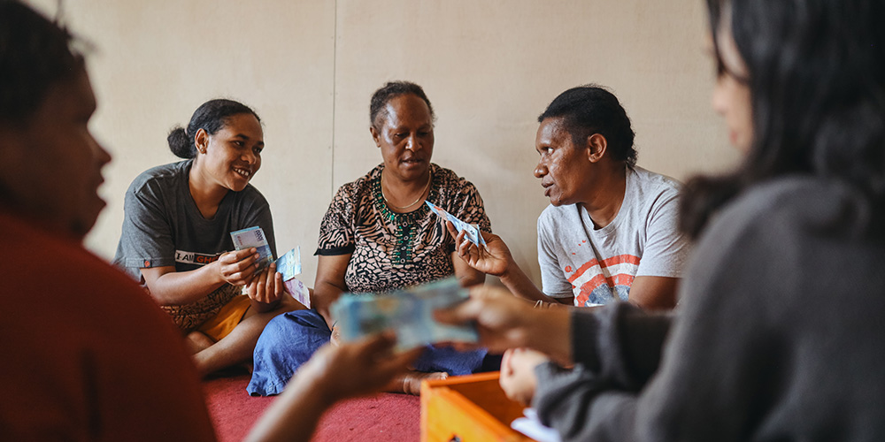 Moeders uit Indonesië leren sparen op het Compassion-project.