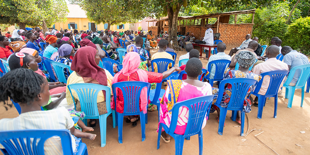 Ouders uit Uganda krijgen voorlichting over malaria. 