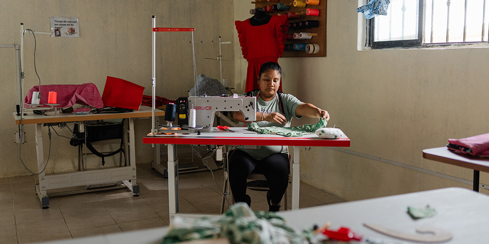 Zenaida uit Mexico krijgt naailes op het Compassion-project.