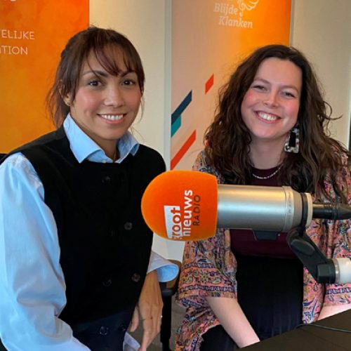 Ann Michelle en Maaike zitten bij Groot Nieuws Radio in de studio.