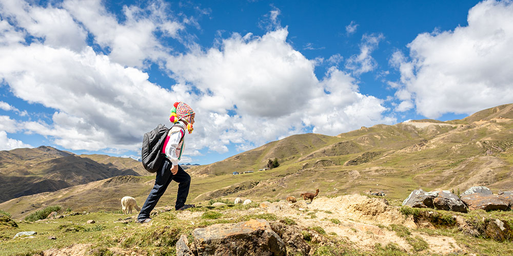 Armando uit Peru loopt door het Andesgebergte naar school.